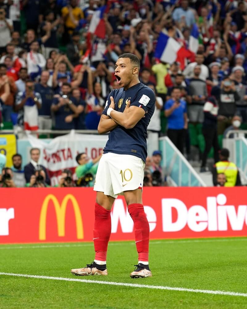 hình nền Kylian Mbappé ăn mừng