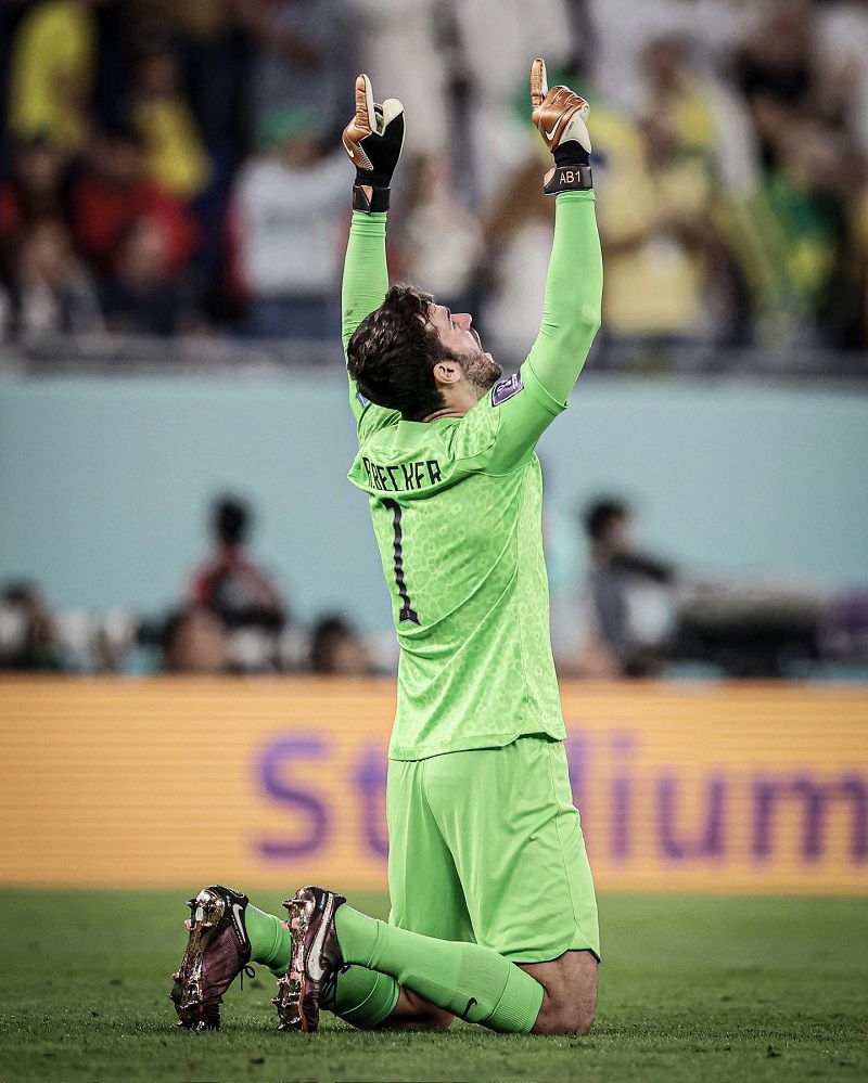 hình nền Alisson Becker ăn mừng