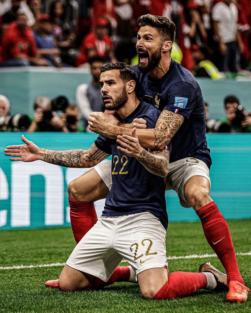 hình nền Olivier Giroud ăn mừng cùng đồng đội