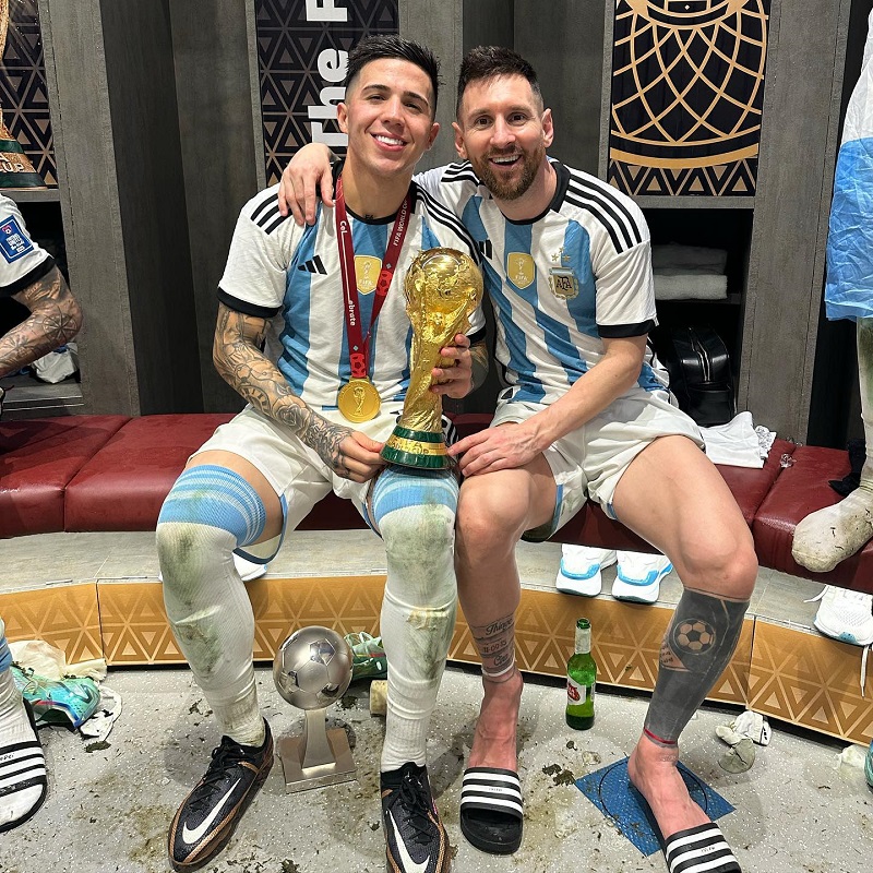 hình nền Enzo Fernández cùng messi rạng rỡ bên cúp vàng wc