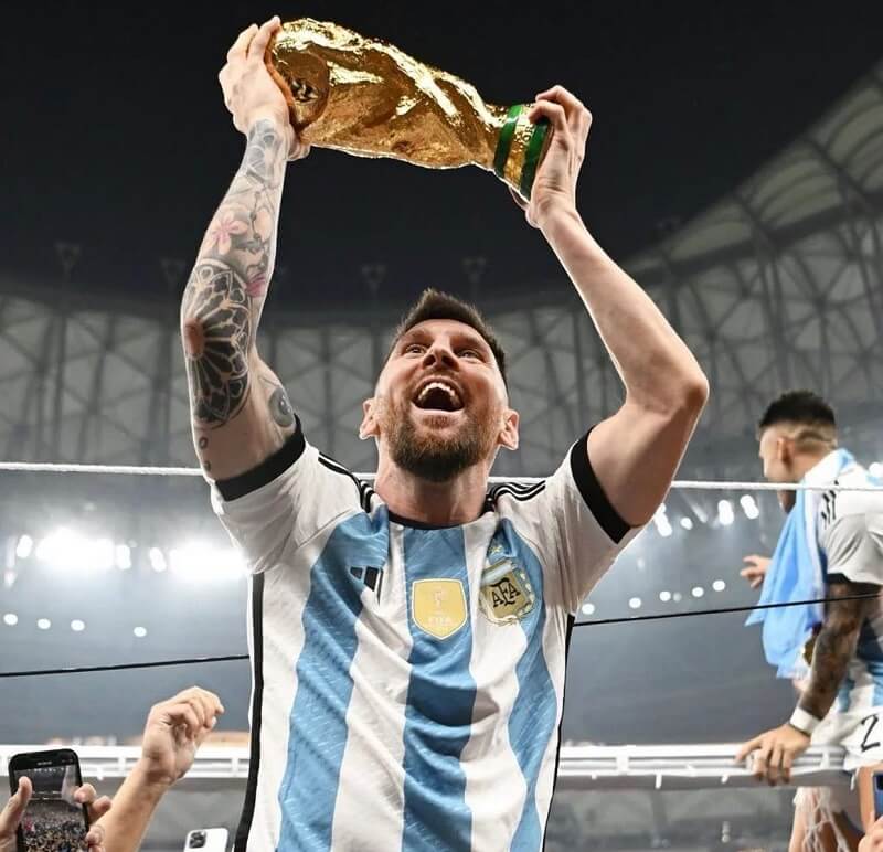 Hình nền Messi nâng cúp vàng World Cup