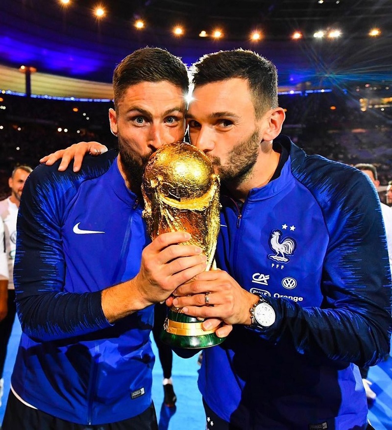 hình nền Olivier Giroud cùng đồng đội hôn cúp vàng wc