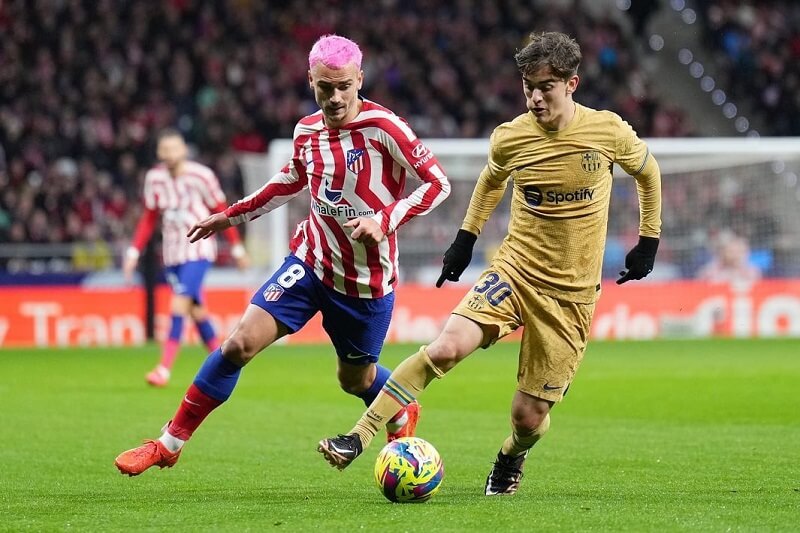 hình nền Gavi tranh chấp bóng với griezmann