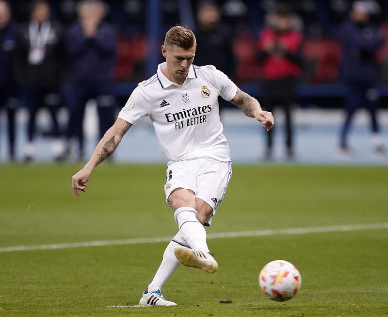 hình nền Toni Kroos chuyền bóng