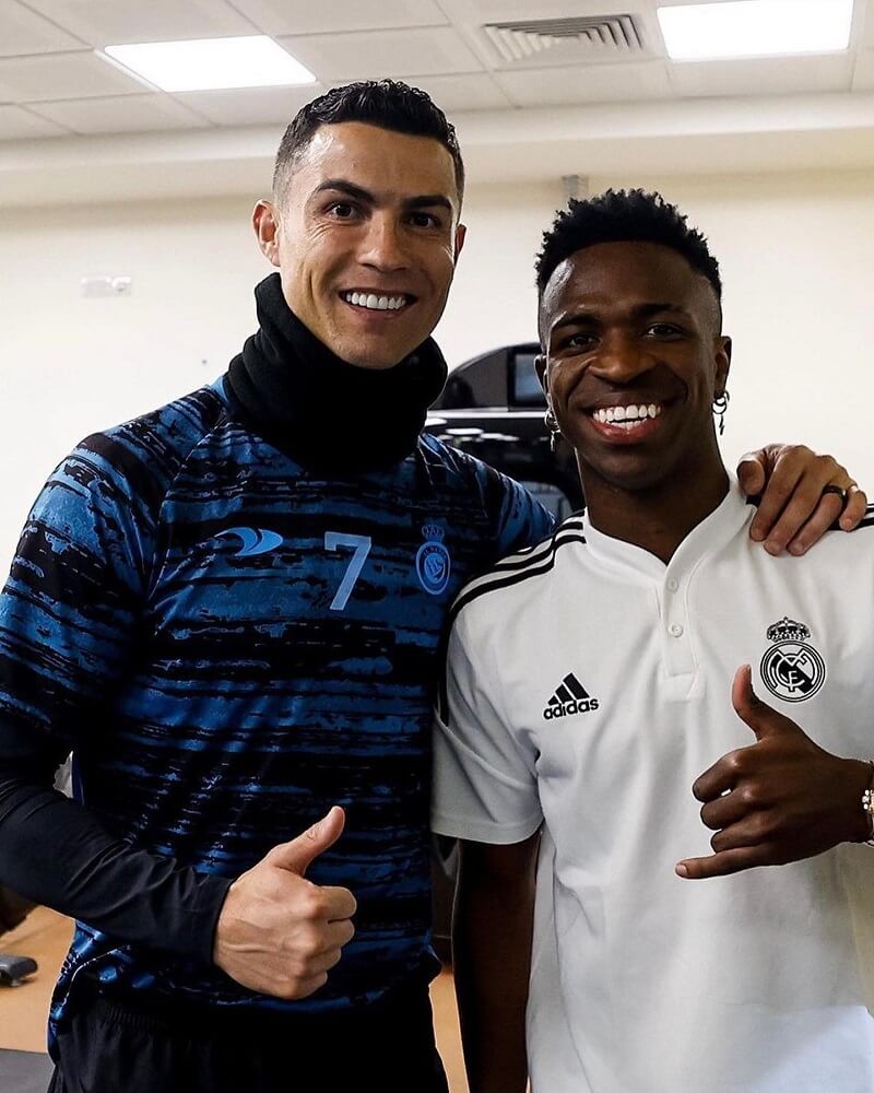 hình nền Vinícius Júnior cùng thần tượng ronaldo