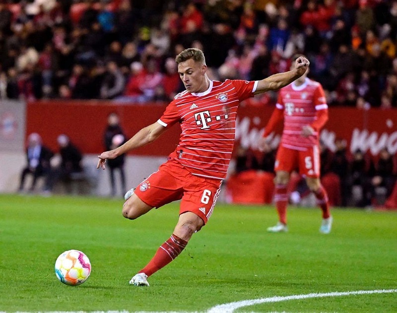 hình nền Joshua Kimmich sút bóng