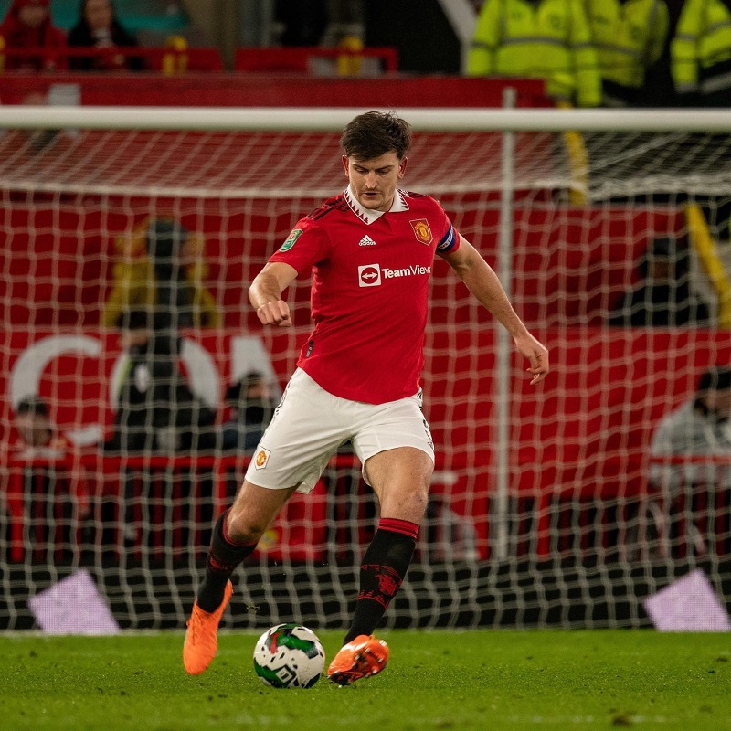 hình nền Harry Maguire sút bóng