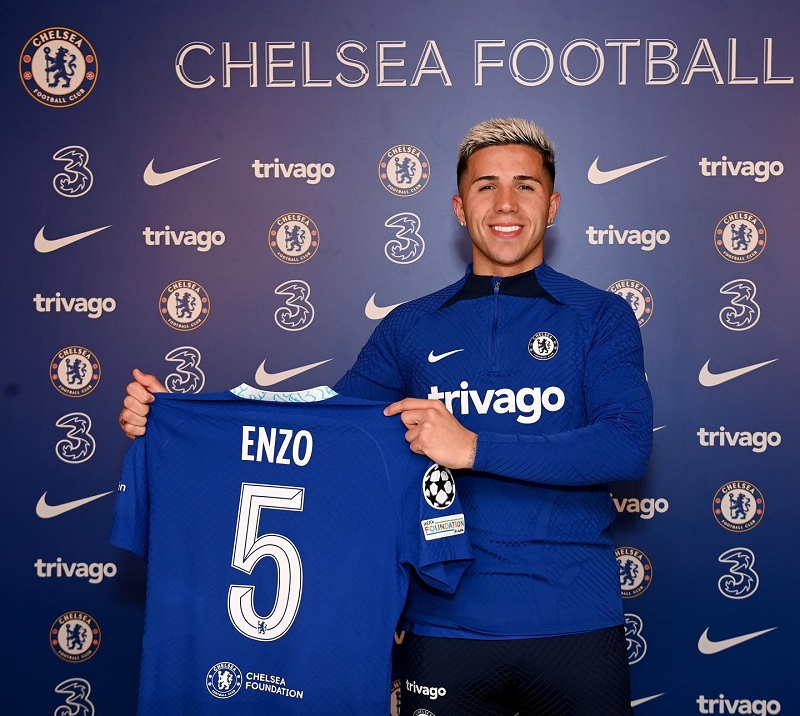 hình nền Enzo Fernández khoe áo đấu ở chelsea