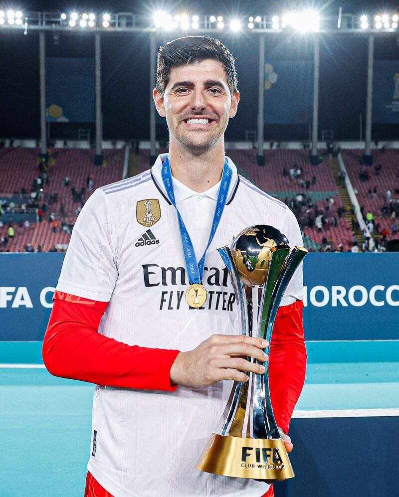 hình nền Thibaut Courtois rạng rỡ bên chiếc cúp