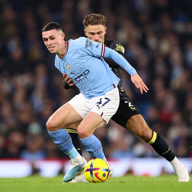 Hình nền Phil Foden tranh chấp bóng