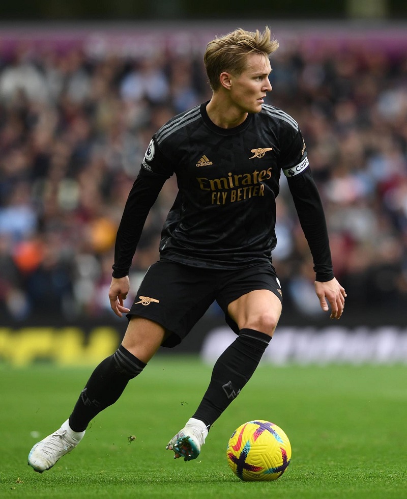 hình nền Martin Odegaard rê bóng