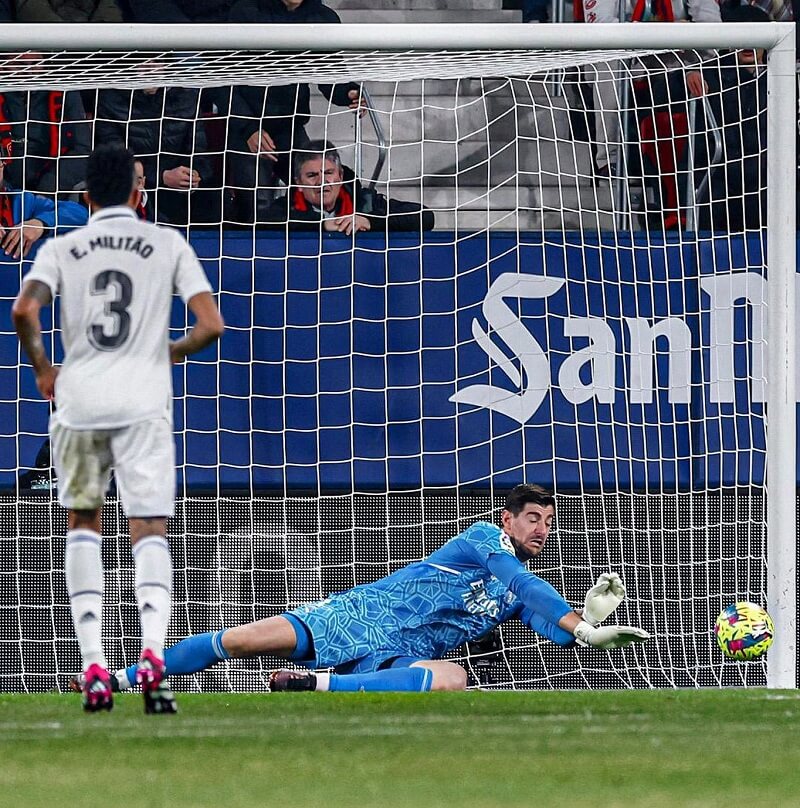 hình nền Thibaut Courtois trổ tài cản phá