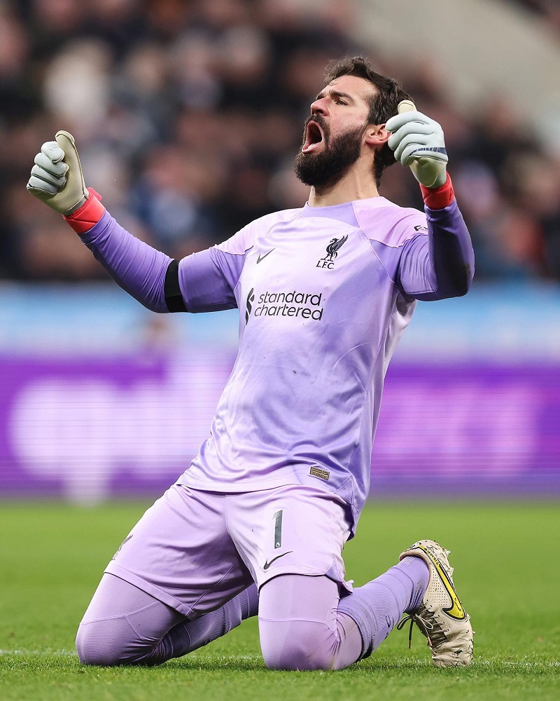 hình nền Alisson Becker ăn mừng