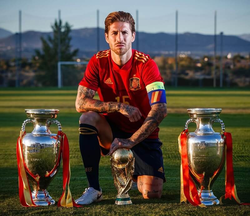 hình nền Sergio Ramos khoe cúp