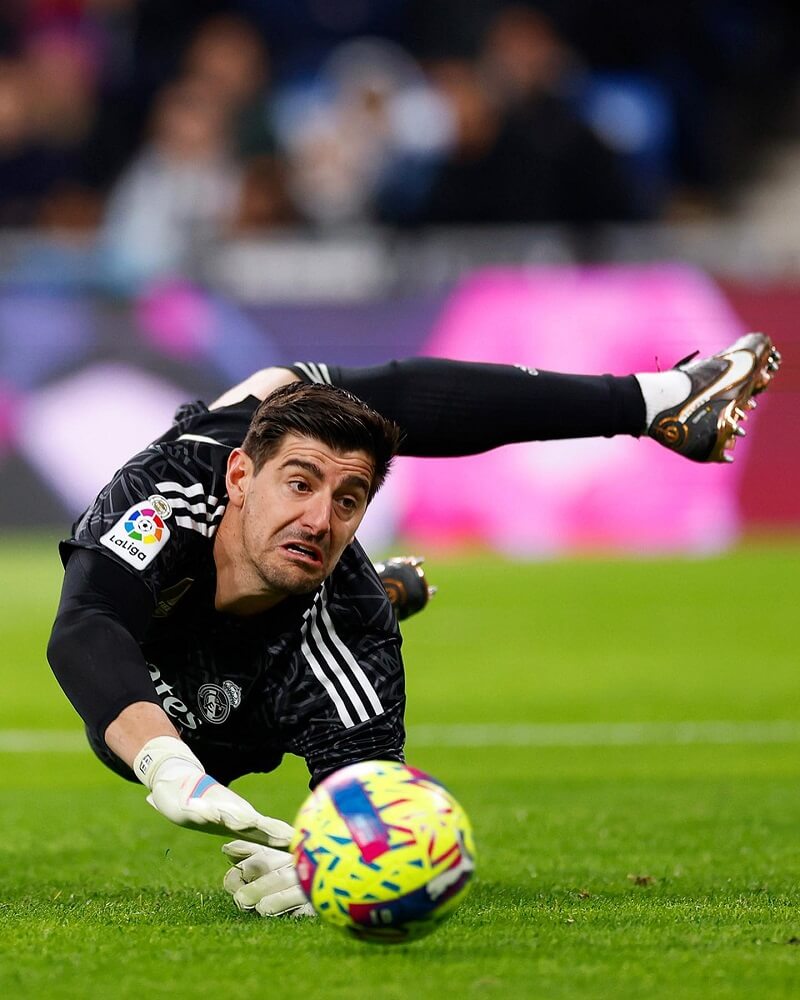 hình nền Thibaut Courtois bắt bóng