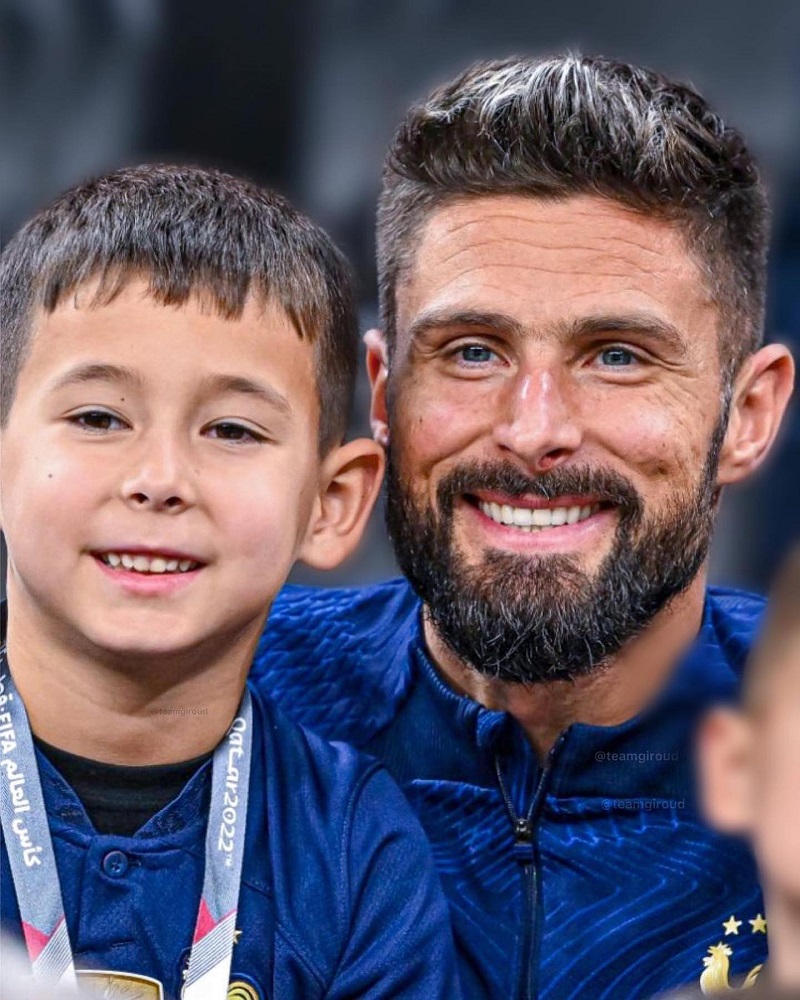 hình nền Olivier Giroud cùng "chàng trai nhỏ" của mình