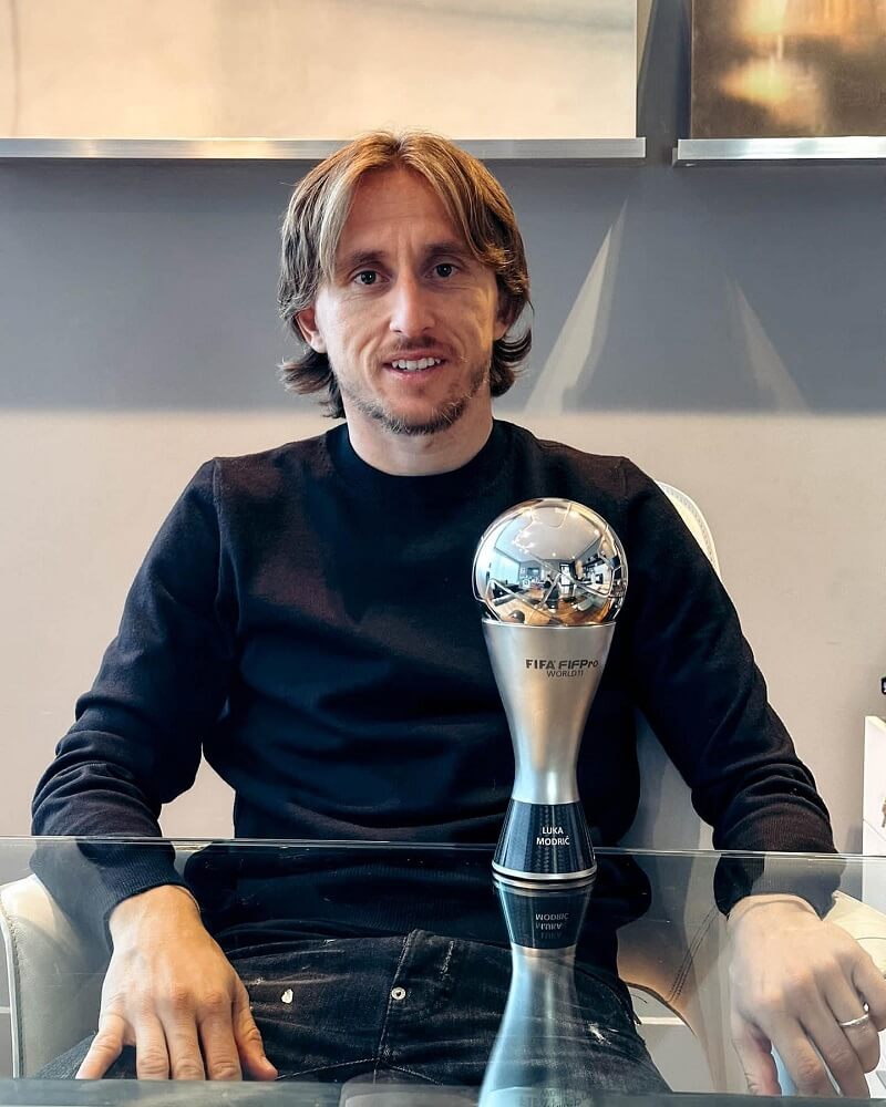 hình nền Luka Modrić khoe cúp bạc