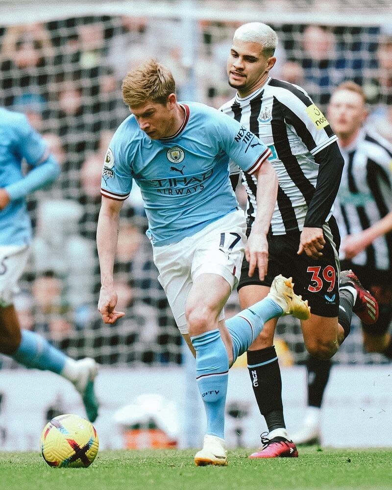 Hình nền Kevin De Bruyne tranh chấp bóng