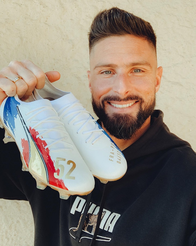 hình nền Olivier Giroud khoe giày