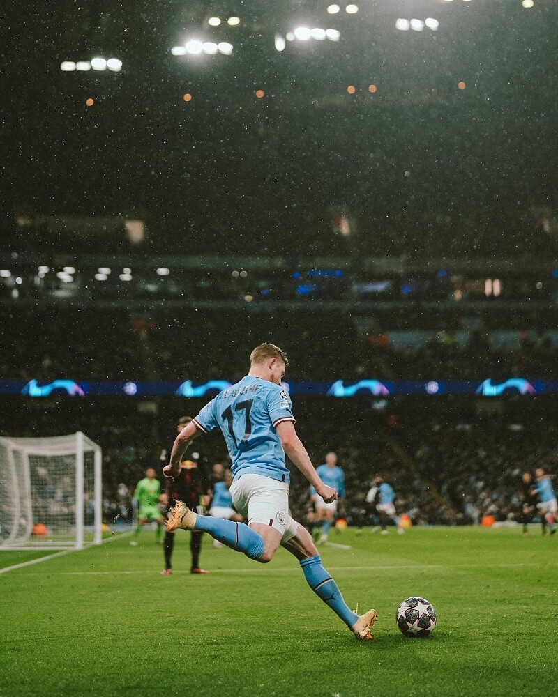 Hình nền Kevin De Bruyne sút bóng