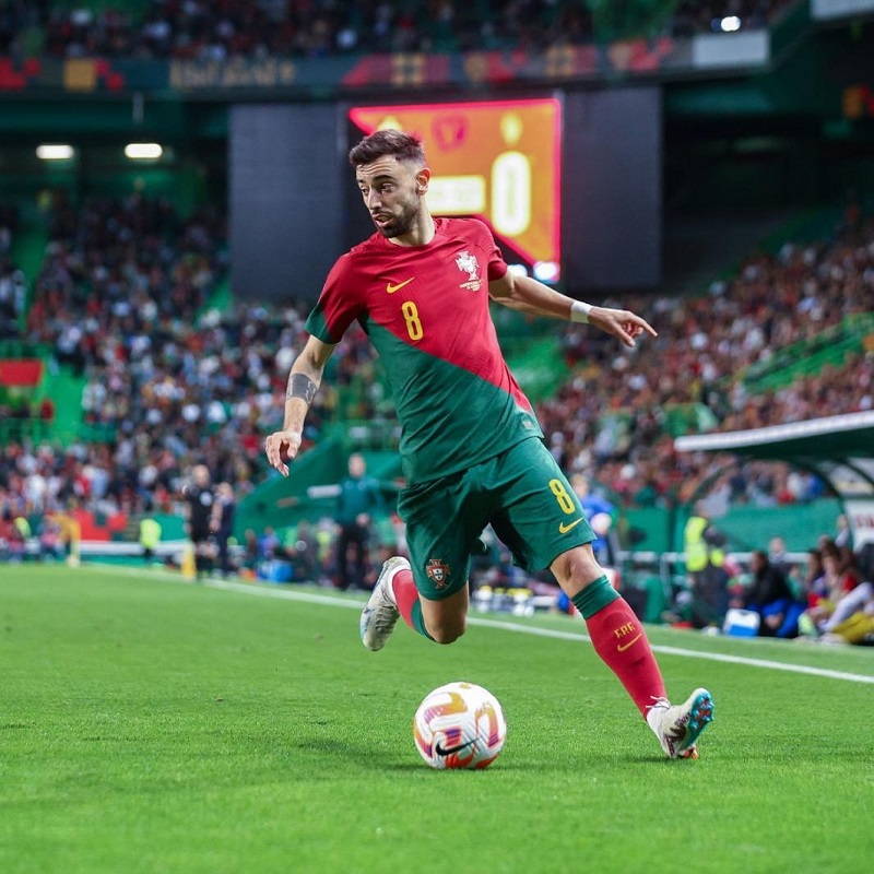 hình nền Bruno Fernandes dẫn bóng