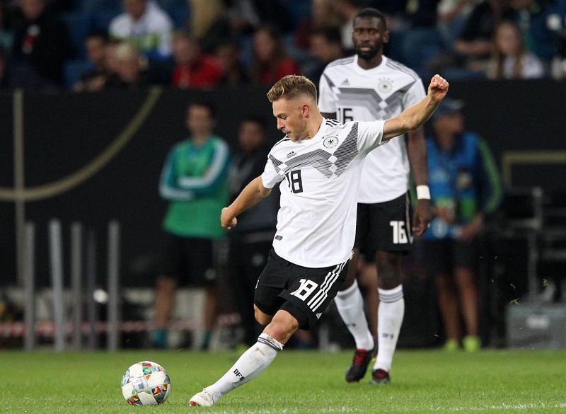 hình nền Joshua Kimmich sút bóng