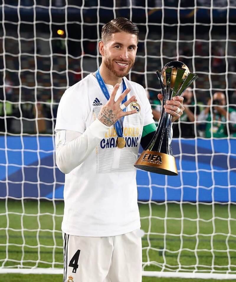 hình nền Sergio Ramos khoe cúp