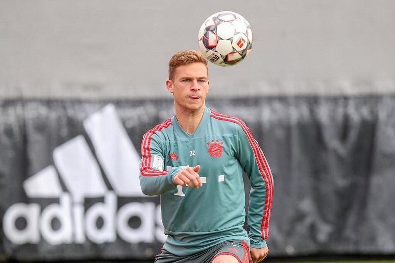 hình nền Joshua Kimmich luyện tập với trái bóng