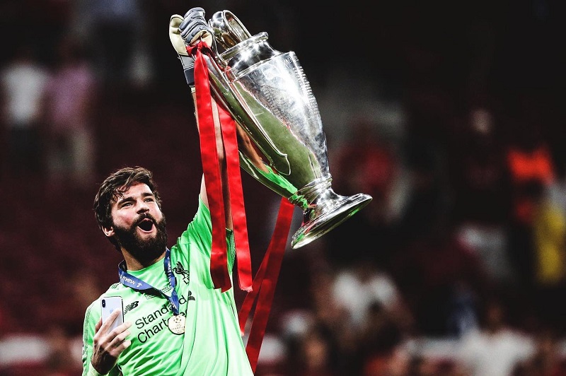 hình nền Alisson Becker nâng cao cúp bạc