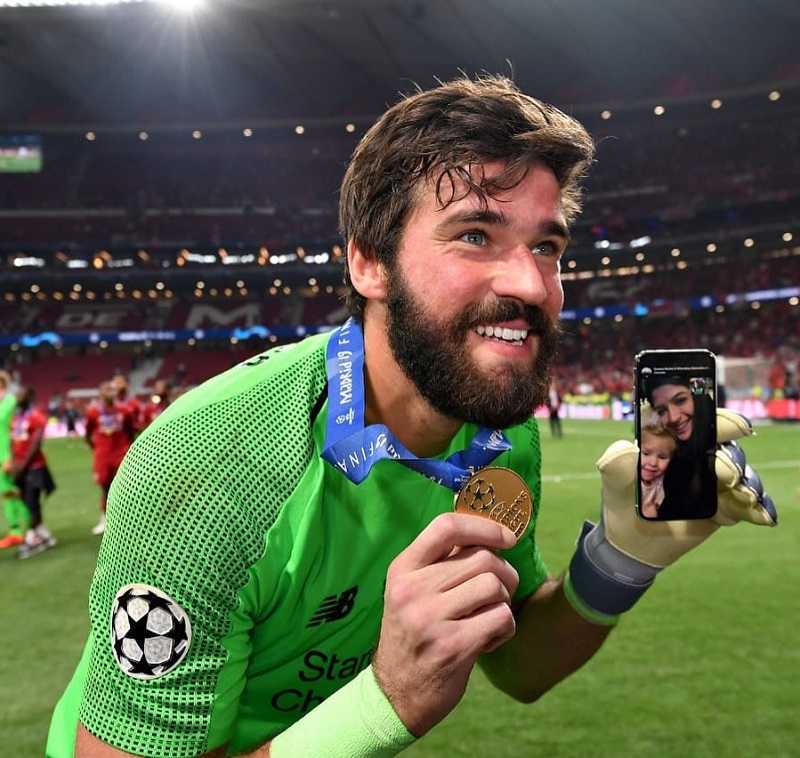 hình nền Alisson Becker khoe thành tích cùng vợ con qua điện thoại