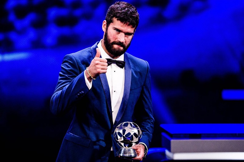 hình nền Alisson Becker lịch lãm bên giải thưởng