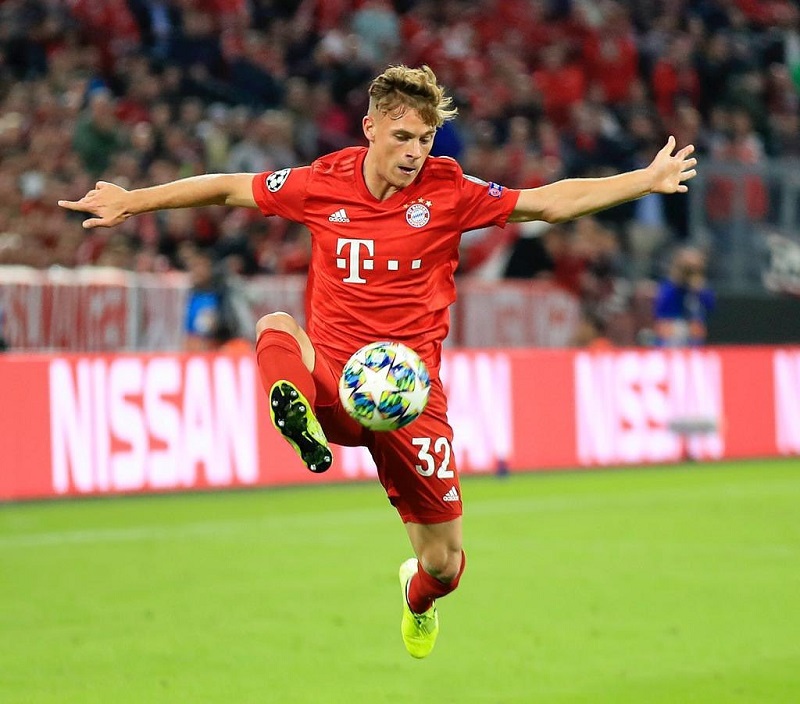 hình nền Joshua Kimmich đỡ bóng