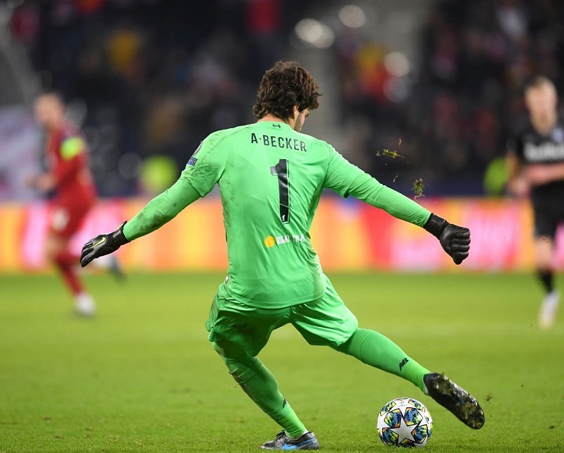 hình nền Alisson Becker sút bóng