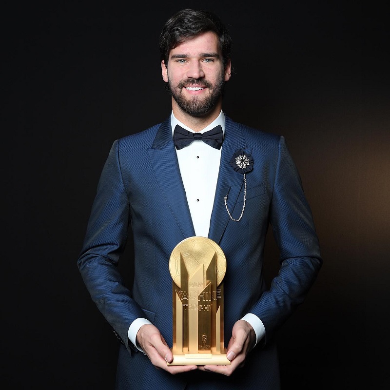 hình nền Alisson Becker rạng rỡ cùng giải thưởng