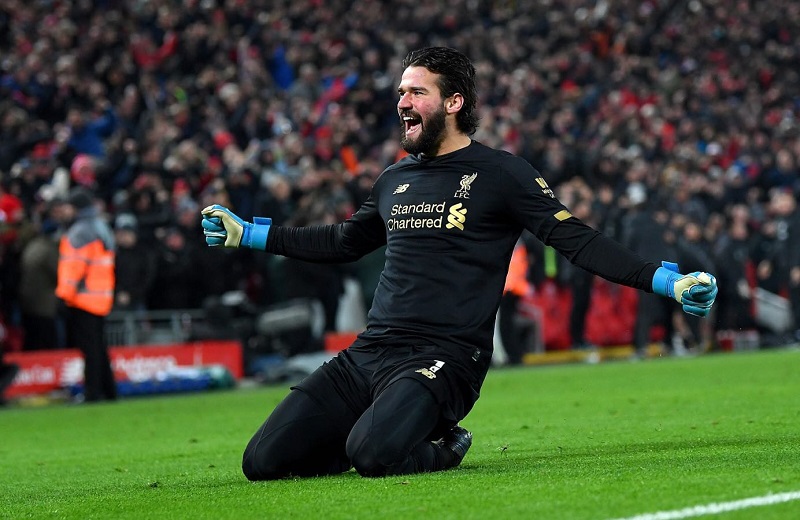 hình nền Alisson Becker vui vẻ ăn mừng