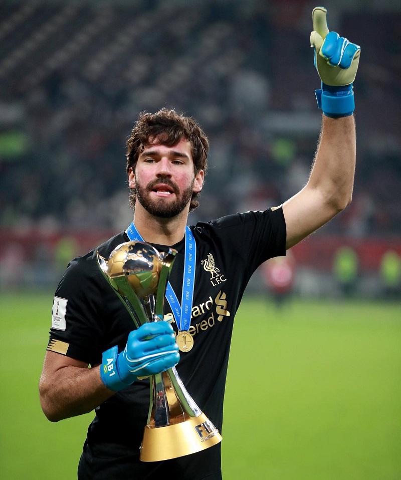 hình nền Alisson Becker khoe cúp vàng