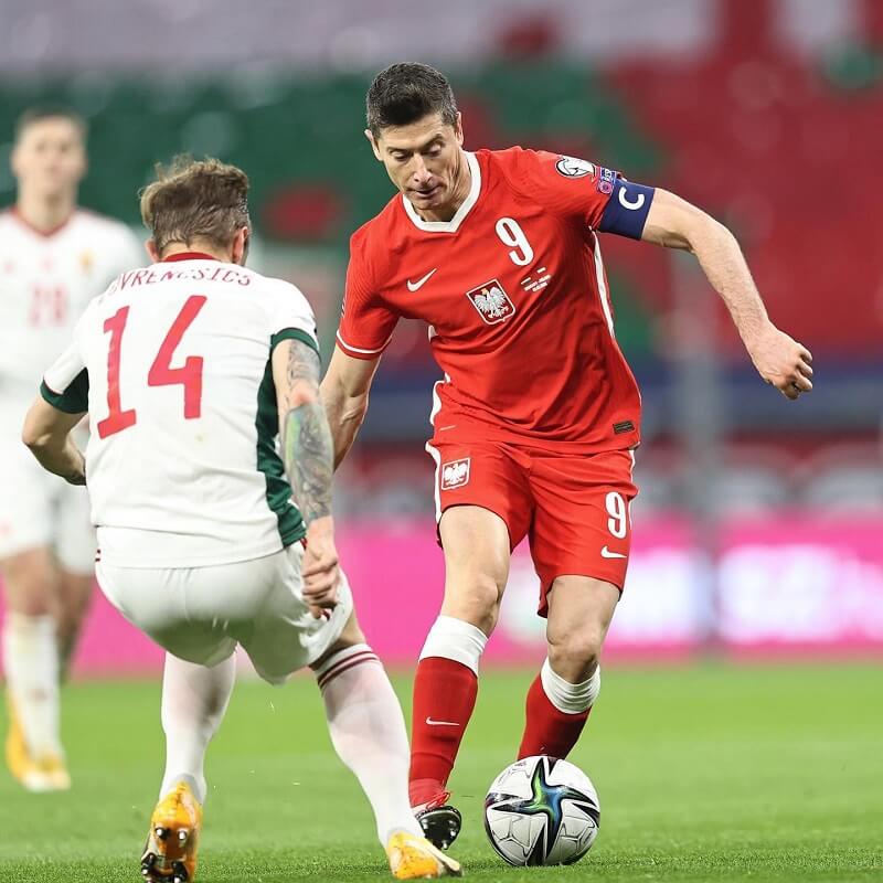 hình nền Lewandowski tranh chấp bóng