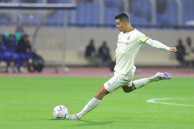 Hình nền Ronaldo sút bóng